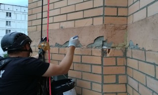 Обследование фасада здания в Соли-Илецке в октябре